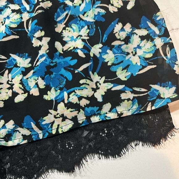 Charlotte Russe | Blue Floral Black Lace Women’s Casual Summer Shorts - Picture 4 of 10